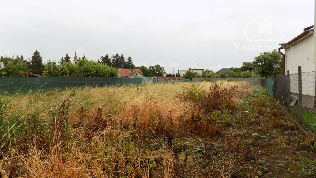 Ponúkame na predaj stavebný alebo rekreačný pozemok  v strede dediny Bíňa - 1088m2 -18 km od Štúrova .